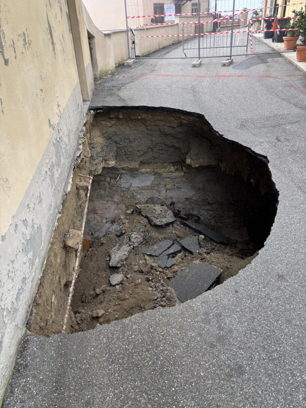 Una voragine nel centro storico di Frassinello